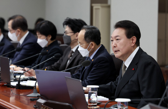 윤석열 대통령이 27일 서울 용산 대통령실 청사에서 열린 국무회의에서 발언하고 있다. 연합뉴스